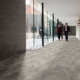 PVC yer döşemesi beton görünümlü Maderas 40 çevre dostu ve sürdürülebilirdir.